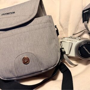 Olympus PEN E-PL9 silver camera with light gray fabric bag